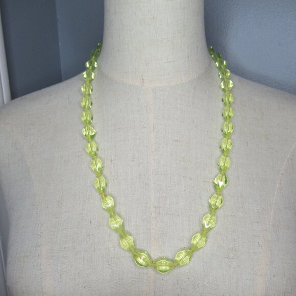 Uranium glass bead necklace - Picture 2 of 11